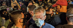美市长带头参加抗议，被催泪弹击中