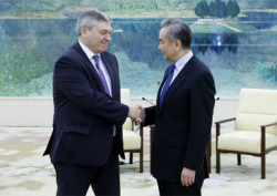 王毅会见俄副外长鲁登科，就乌克兰危机等交换意见